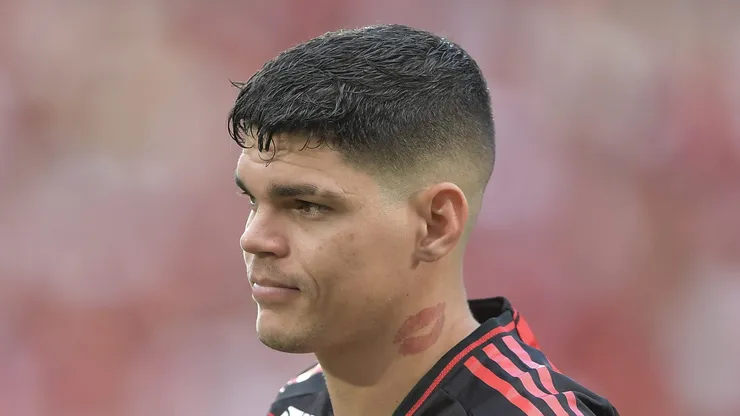 Ayrton Lucas está no Flamengo há mais de três anos