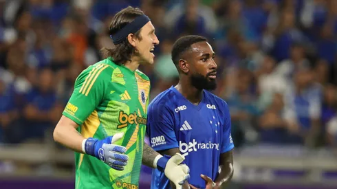 Gerson jogador do Cruzeiro conversa com Cassio durante partida contra o Pouso Alegre no estadio Mineirao pelo campeonato Mineiro 2026. Foto: Gilson Lobo/AGIF