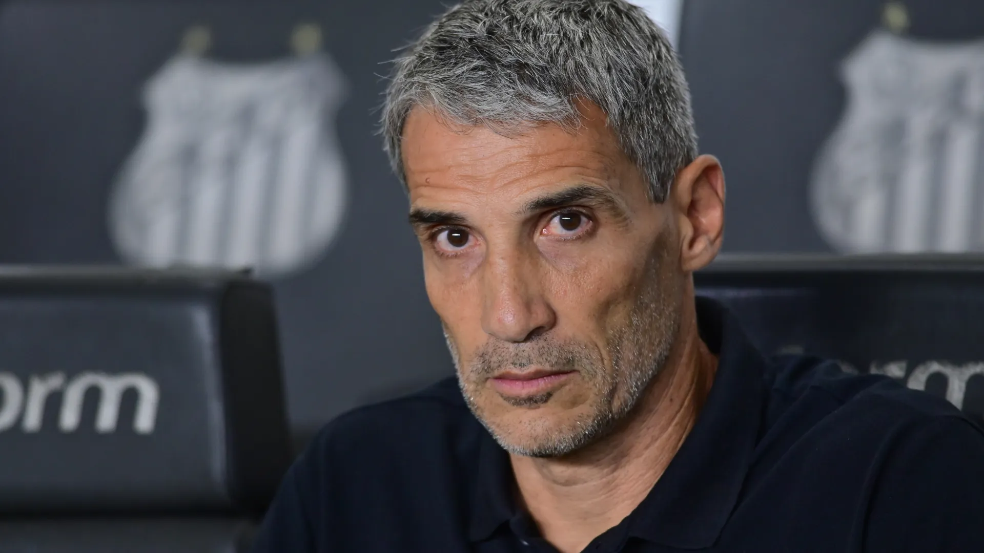 Vojvoda no comando técnico do Santos – Foto: Jota Erre/AGIF