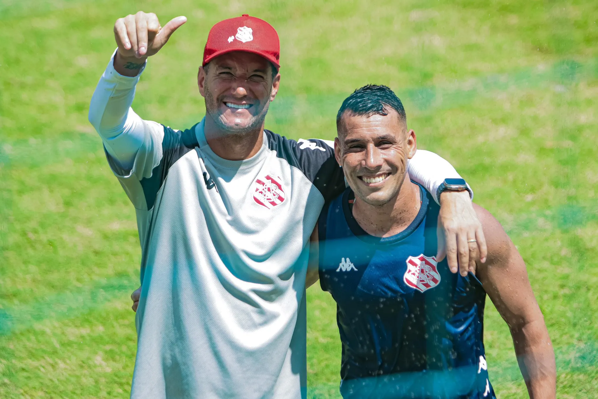 Thiago Neves (E) durante estágio na comissão técnica do Bangu – Foto: Divulgação/X @Banguoficial