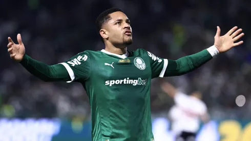 Vitor Roque jogador do Palmeiras comemora seu gol durante partida contra o Sao Paulo no estadio Arena Barueri pelo campeonato Brasileiro A 2025. Foto: Marcello Zambrana/AGIF
