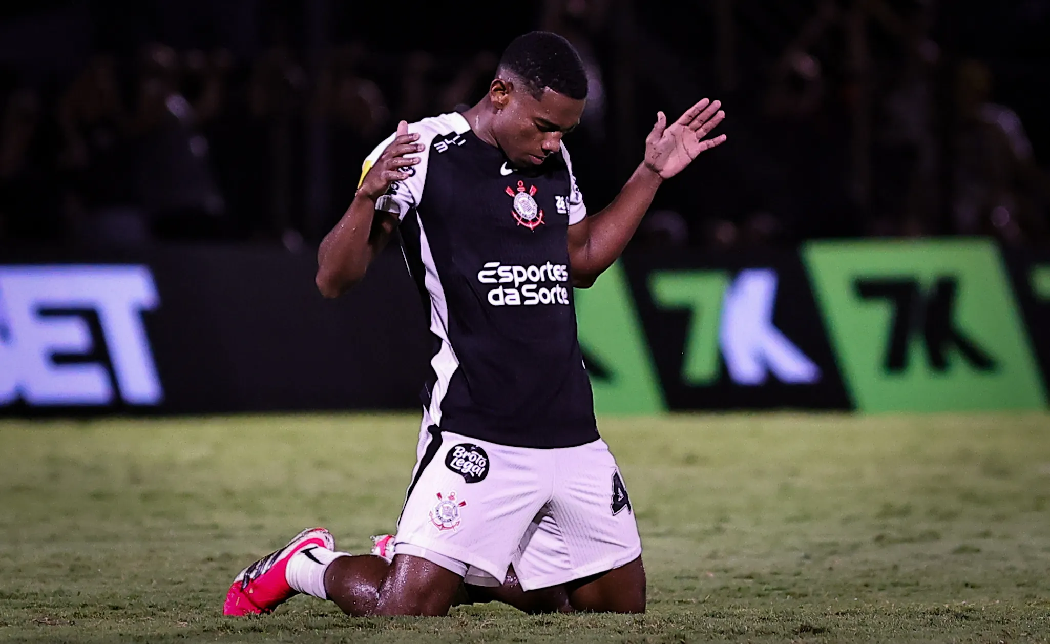 Andre jogador do Corinthians comemora vitoria diante do Sao Bernardo no estadio Primeiro de Maio pelo campeonato Paulista 2026.    Foto: Fabio Giannelli/AGIF