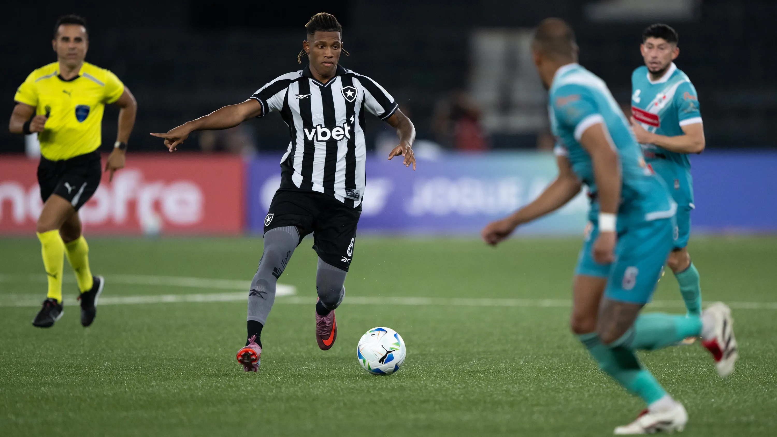 Danilo jogador do Botafogo durante partida contra o Nacional Potosi no estadio Engenhao pelo campeonato Copa Libertadores 2026. Foto: Jorge Rodrigues/AGIF