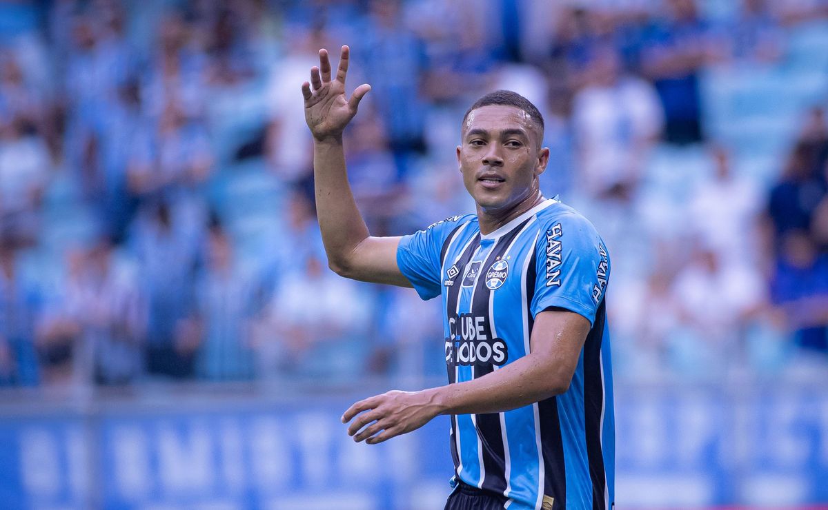 Carlos Vinícius é o único pendurado do Grêmio no Gre-Nal 450 e vira alerta para o jogo de volta