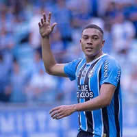 Carlos Vinícius chega pendurado para o Gre-Nal 450