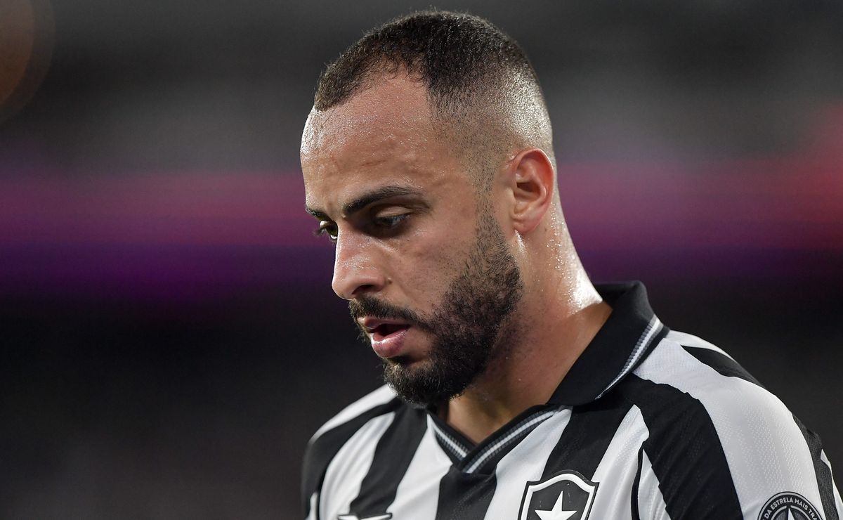 Arthur Cabral vira alvo da torcida do Botafogo após atuação abaixo contra o Boavista