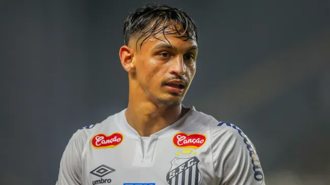 Weslley Patati atuando pelo Santos em 2024. Foto: Reinaldo Campos/AGIF