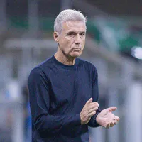 Luís Castro mantém base, faz trocas pontuais e garante vitória no Grêmio diante do Internacional no Gauchão