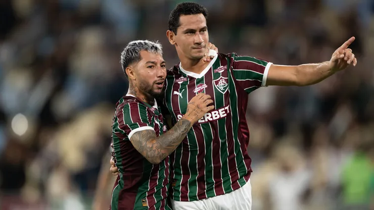 Paulo Henrique Ganso, jogador do Fluminense, comemora seu gol com Lucho Acosta jogador da sua equipe durante partida contra o Vasco no estadio Maracana pelo campeonato Carioca 2026. Foto: Jorge Rodrigues/AGIF