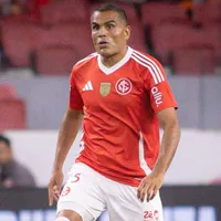 Gabriel Mercado reclama com Anderson Daronco após derrota do Internacional