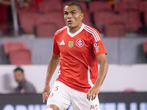 Gabriel Mercado reclama com Anderson Daronco após derrota do Internacional