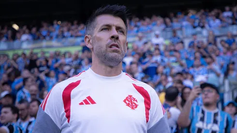 Paulo Pezzolano técnico do Internacional durante partida contra o Grêmio. Foto: Maxi Franzoi/AGIF