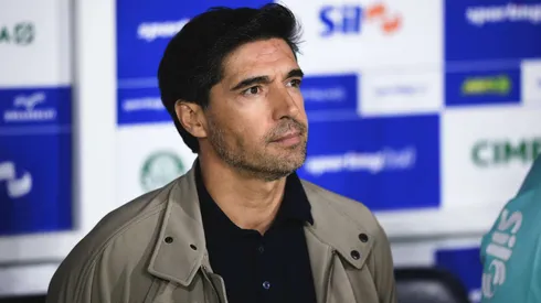 Abel Ferreira, técnico do Palmeiras, durante partida contra o São Paulo no estádio Arena Barueri pelo campeonato Paulista 2026.