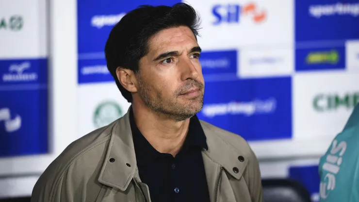 Abel Ferreira, técnico do Palmeiras, durante partida contra o São Paulo no estádio Arena Barueri pelo campeonato Paulista 2026.