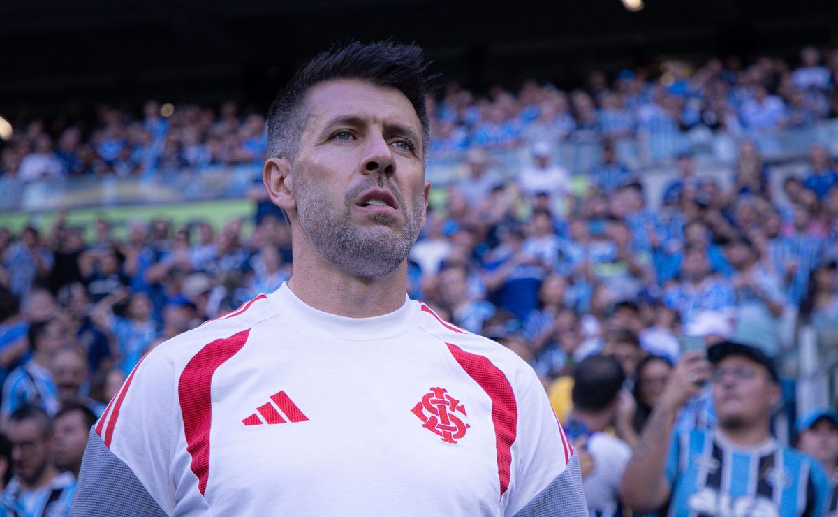 Pezzolano se revolta com arbitragem do Gre-Nal após derrota do Inter pro Grêmio: “Contra 12 não dá”