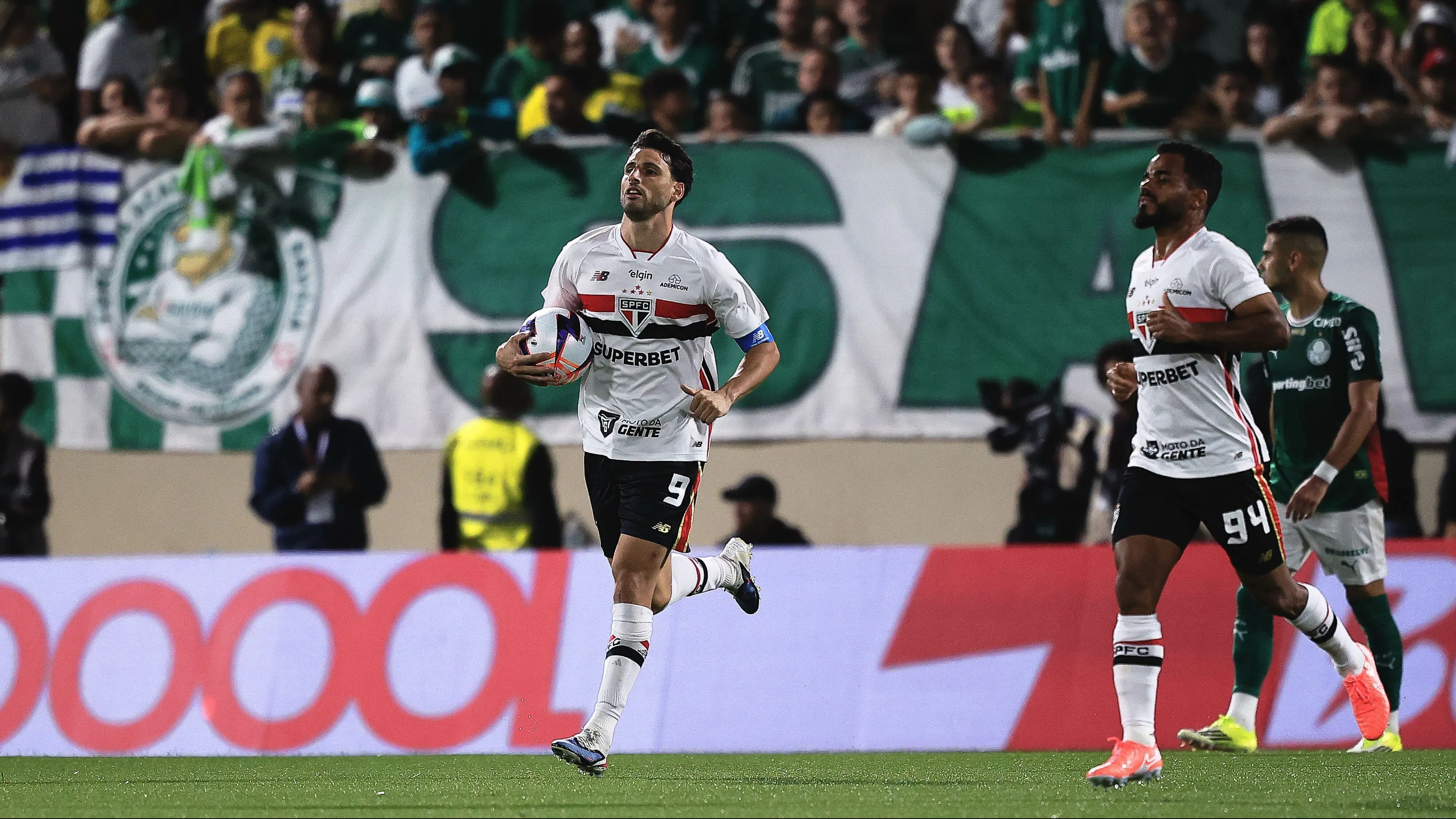 SP – BARUERI – 01/03/2026 – PAULISTA 2026, PALMEIRAS X SAO PAULO – Calleri jogador do Sao Paulo comemora seu gol durante partida contra o Palmeiras no estadio Arena Barueri pelo campeonato Paulista 2026. Foto: Ettore Chiereguini/AGIF