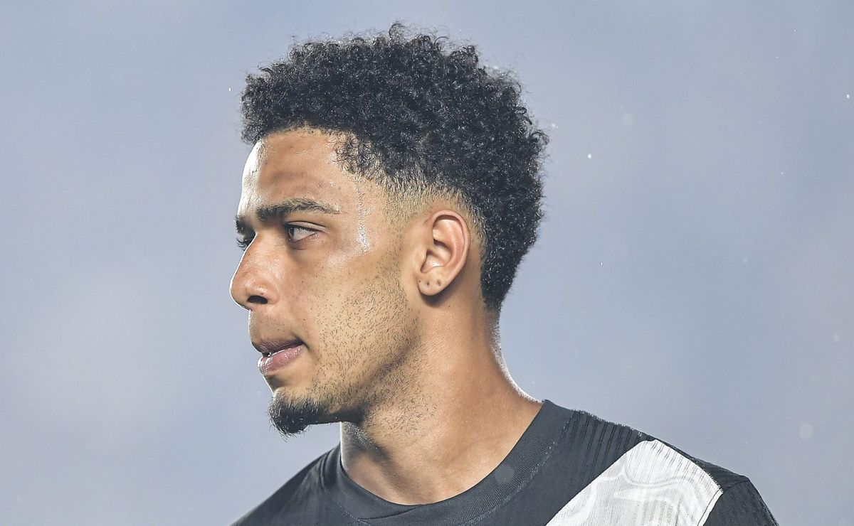 Após perder pênalti e ser alvo da torcida, Brenner recebe apoio internamente no Vasco