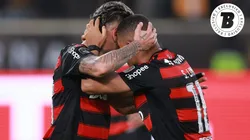 Carrascal e Samuel Lino jogadores do Flamengo durante partida no Maracanã