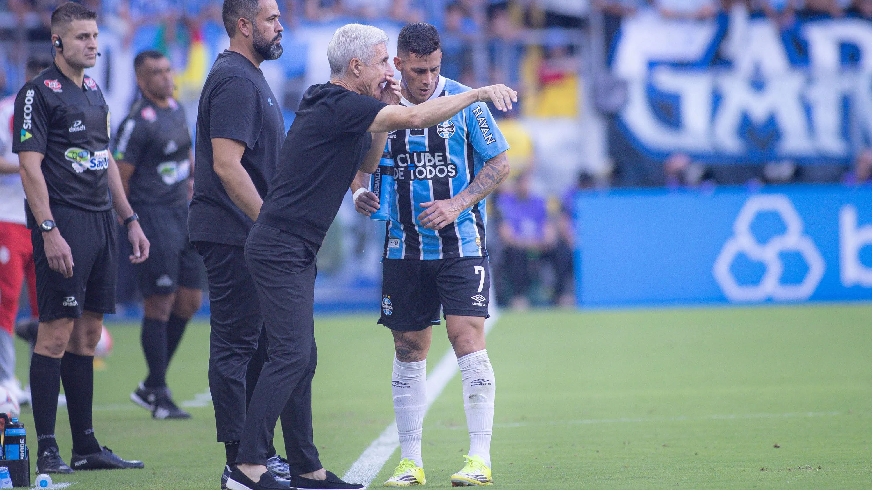 RS – PORTO ALEGRE – 01/03/2026 – GAUCHO 2026, GREMIO X INTERNACIONAL – Luis Castro tecnico do Gremio passa orientacoes a Cristian Pavon jogador do Gremio durante partida contra o Internacional no estadio Arena do Gremio pelo campeonato Gaucho 2026. Foto: Maxi Franzoi/AGIF