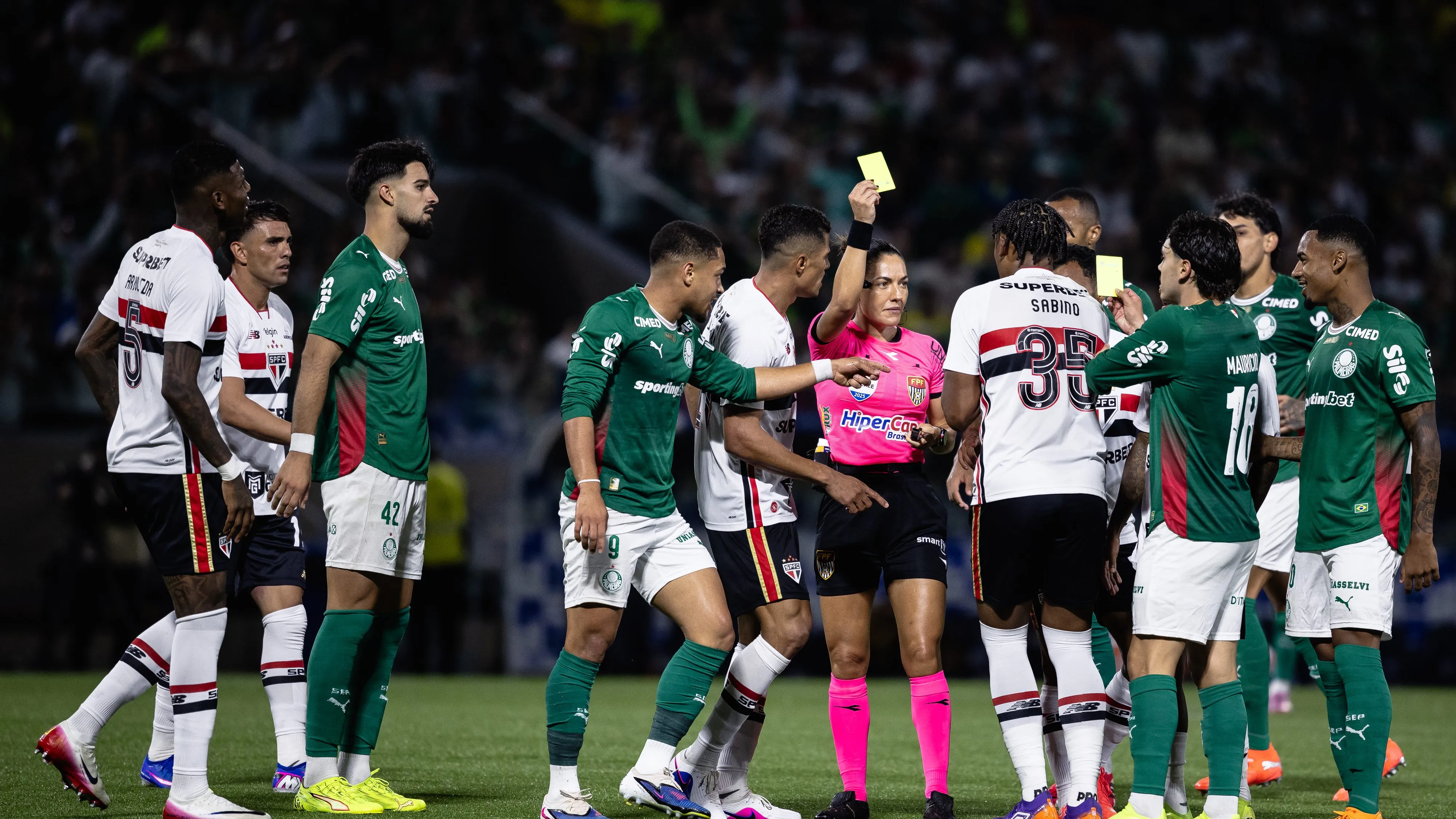 SP – BARUERI – 01/03/2026 – PAULISTA 2026, PALMEIRAS X SAO PAULO – O arbitro Daiane Muniz durante partida entre Palmeiras e Sao Paulo no estadio Arena Barueri pelo campeonato Paulista 2026. Foto: Ettore Chiereguini/AGIF