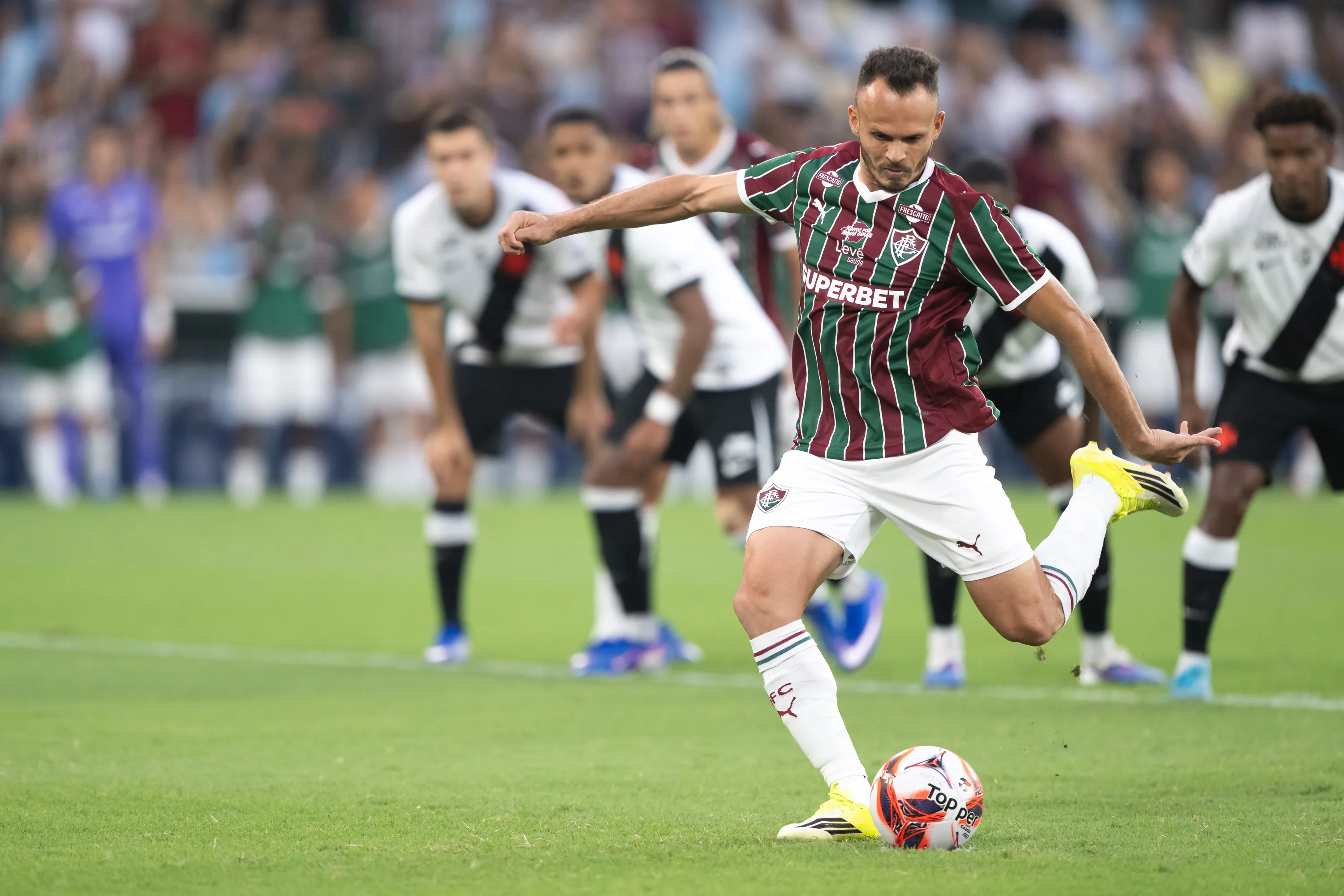 Renê perdeu um pênalti logo no início do clássico. Foto: Jorge Rodrigues/AGIF
