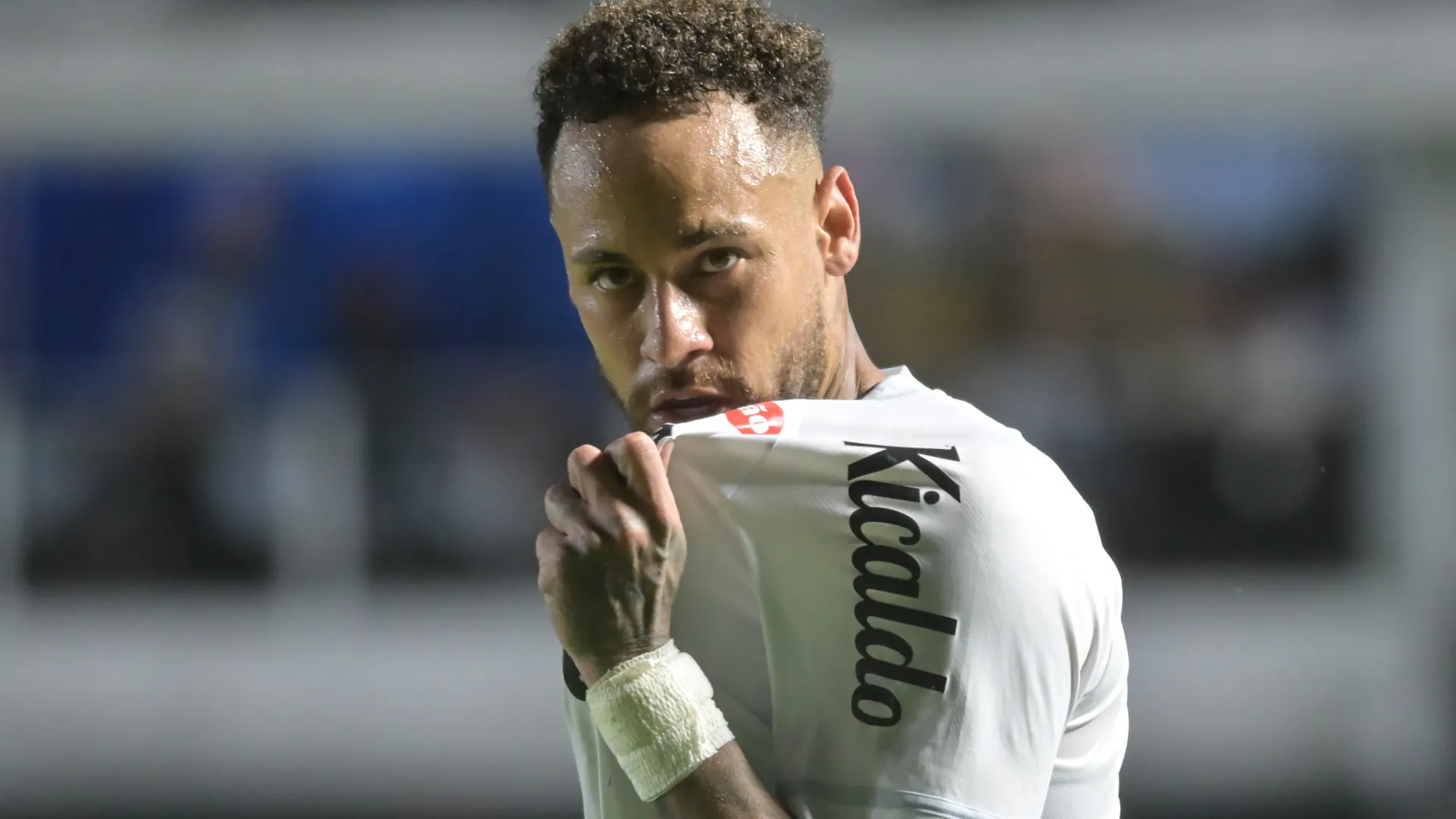 Neymar comemorando pelo Santos na Vila Belmiro – Foto: Jota Erre/AGIF