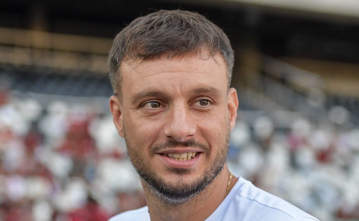 Botafogo não fez proposta por goleiro e quer fechar com zagueiro e lateral-esquerdo