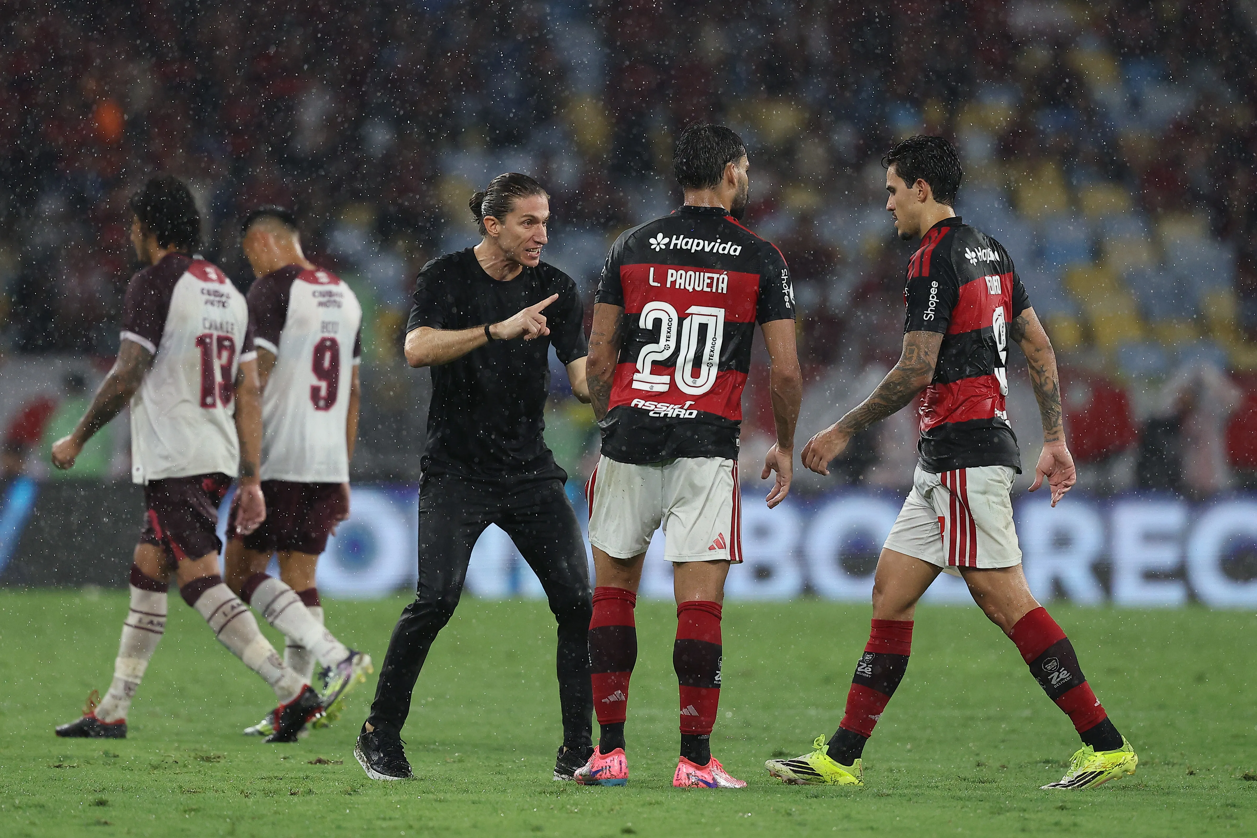 Filpe Luís conversando com Lucas Paquetá e Pedro.  (Foto: Wagner Meier/Getty Images)