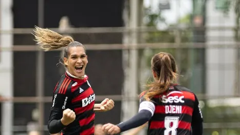 Vitória Almeida e Djeni em campo pelo Flamengo