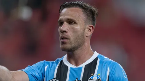 Arthur se envolveu em lance com Borré e não foi expulso.