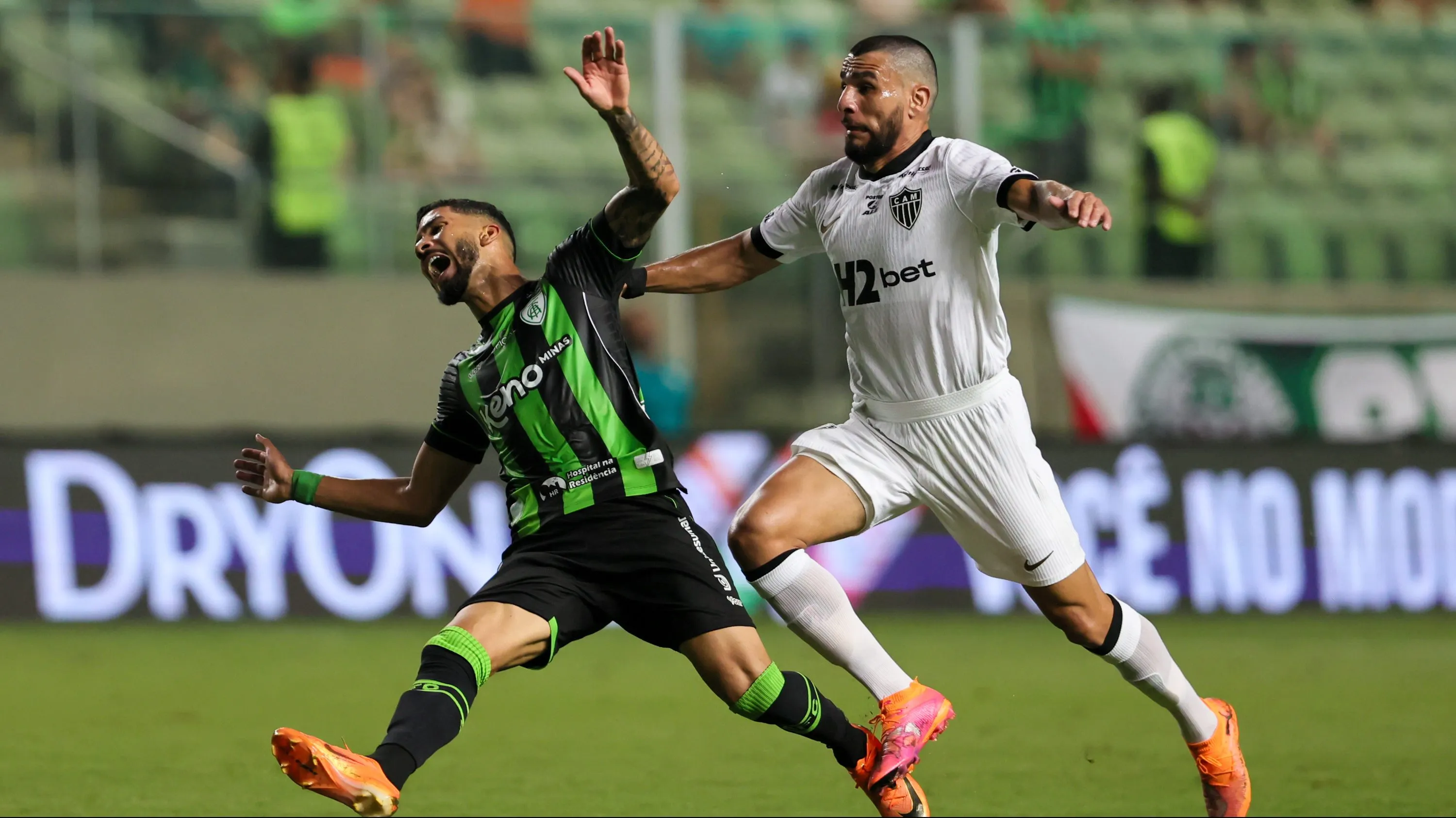 MG – BELO HORIZONTE – 01/03/2026 – MINEIRO 2026, AMERICA X ATLETICO – Paulo Victor jogador do America disputa lance com Junior Alonso jogador do Atletico durante partida no estadio Independencia pelo campeonato Mineiro 2026. Foto: Gilson Lobo/AGIF