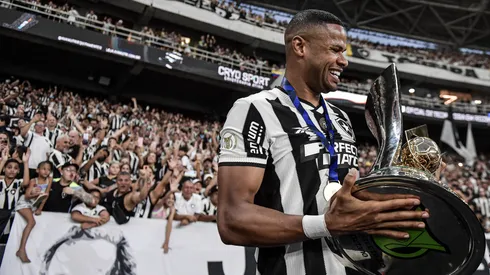 Junior Santos foi campeão brasileiro e da Libertadores pelo Botafogo