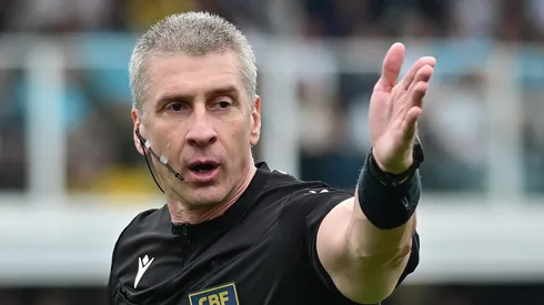 – Daronco apito o primeiro Gre-Nal da final do Gauchão
Foto: Jota Erre/AGIF