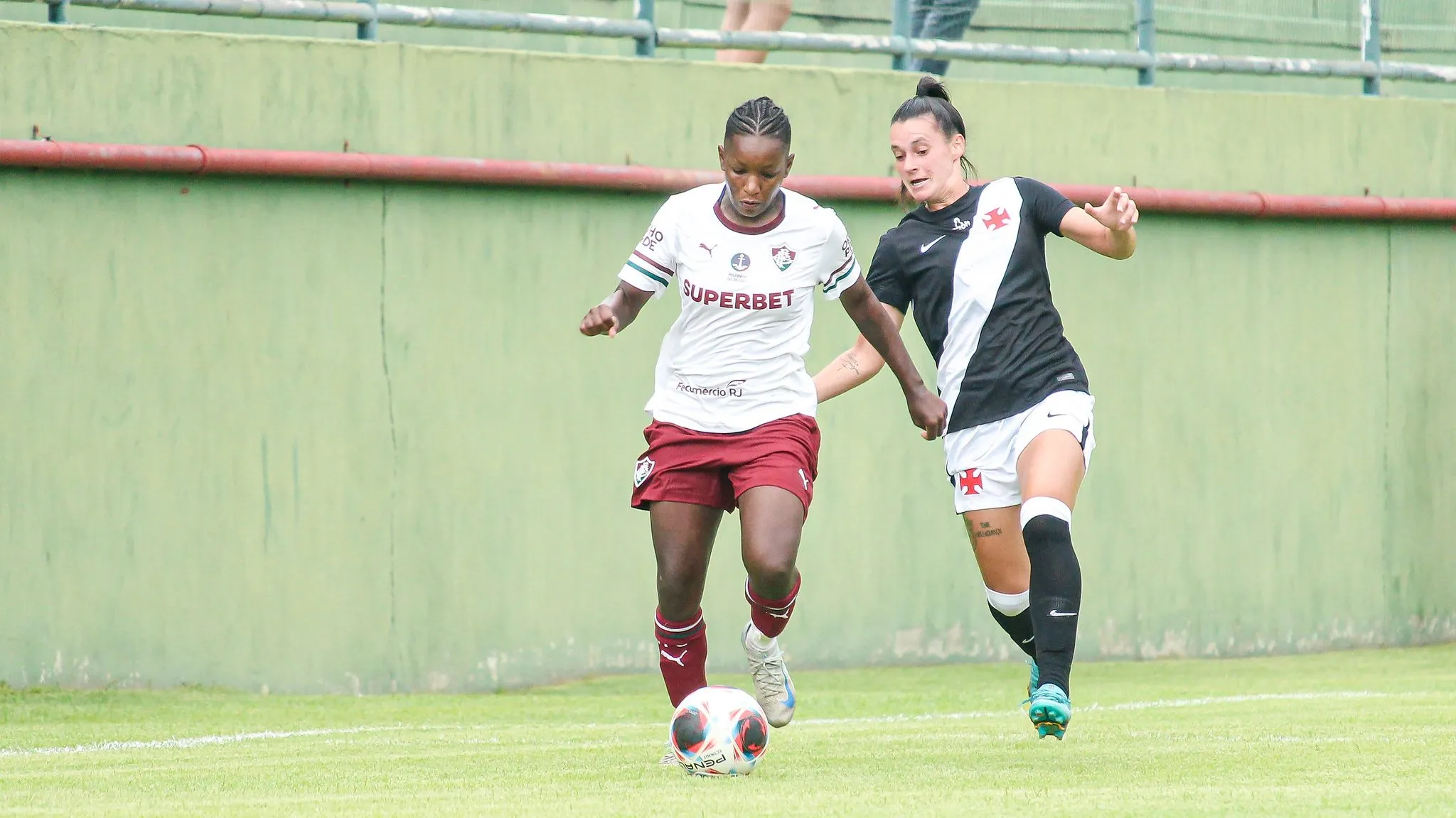 Jogadoras do Vasco e Fluminense em campo