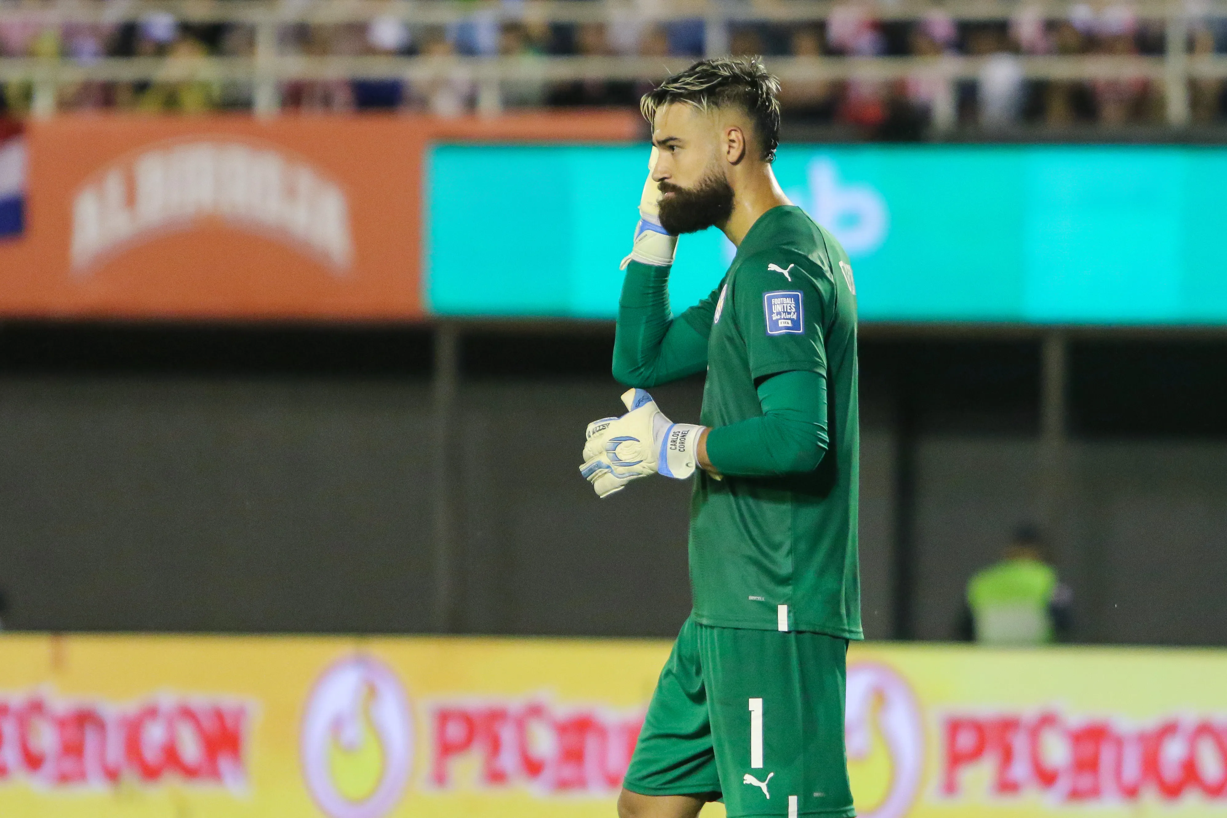 Carlos Coronel durante partida pelas Eliminatórias para a Copa do Mundo. Foto: Christian Alvarenga/Getty Images