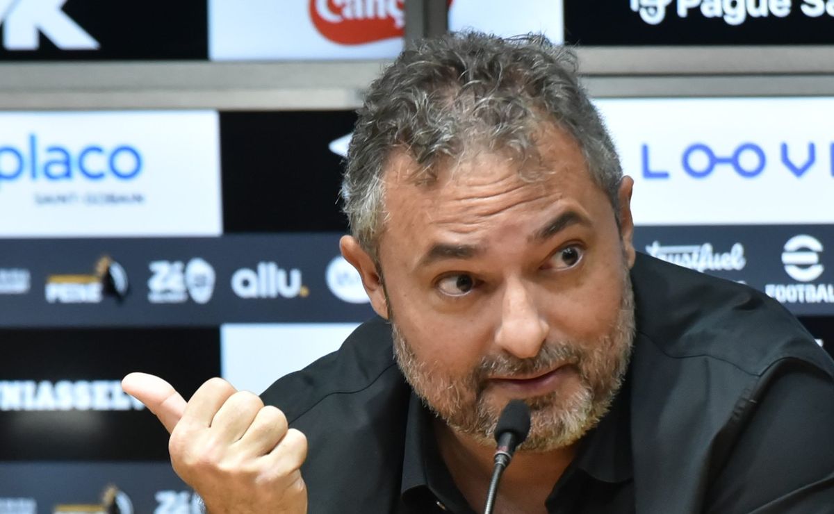 Mattos é cobrado por reforços no Santos e dirigente corre contra o tempo para trazer zagueiro