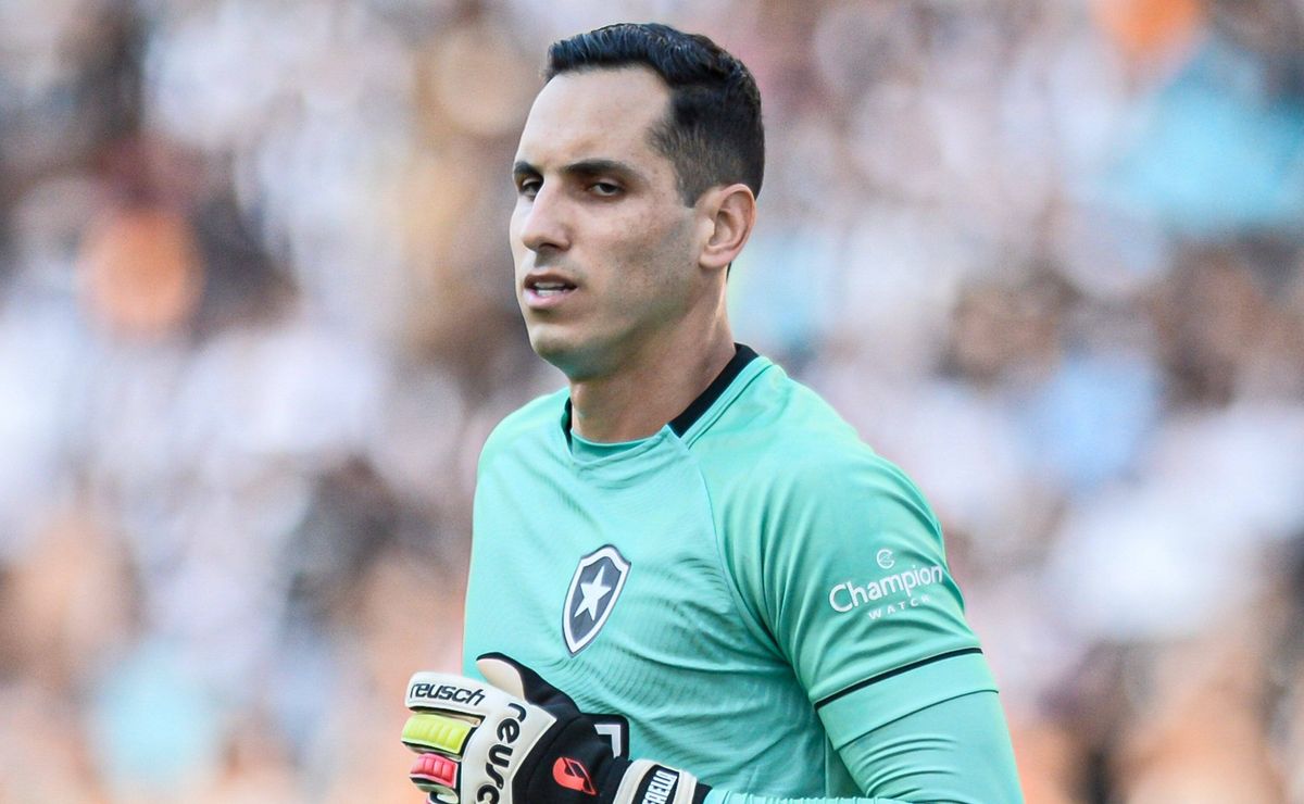 Botafogo tenta retorno de Gatito Fernández no apagar das luzes da janela, diz jornalista paraguaio