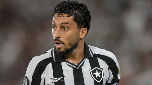 Alex Telles é um dos destaques do Botafogo em 2026 – Foto: Thiago Ribeiro/AGIF