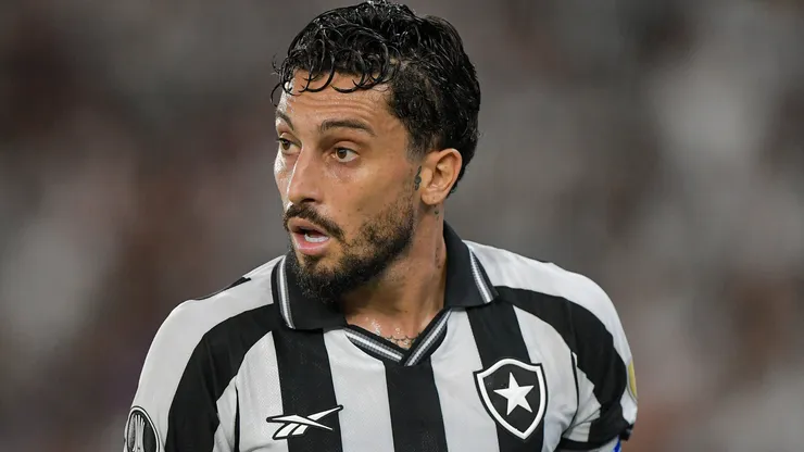 Alex Telles é um dos destaques do Botafogo em 2026 - Foto: Thiago Ribeiro/AGIF