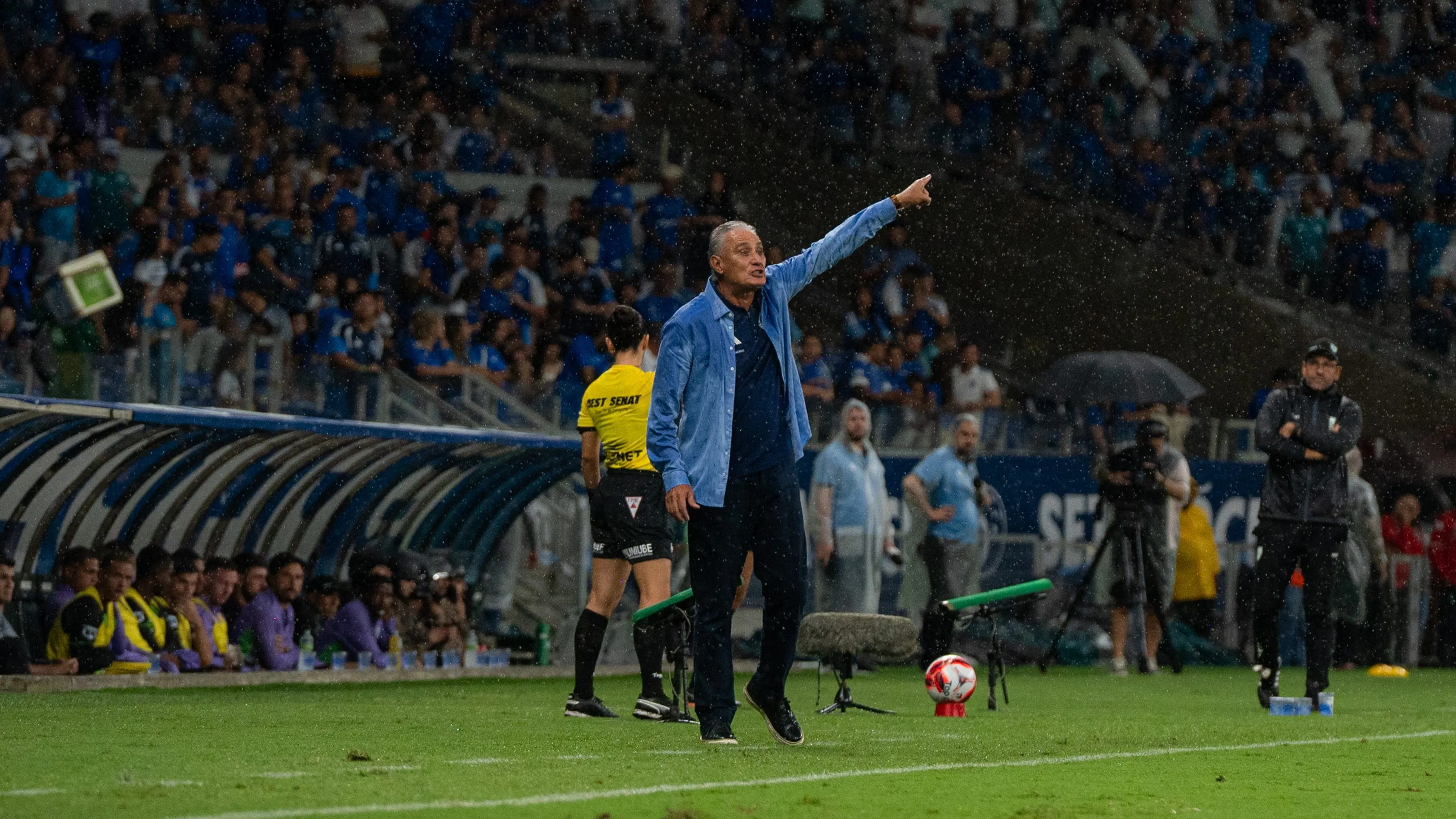 Tite tecnico do Cruzeiro durante partida contra o America-MG no estadio Mineirao pelo campeonato Mineiro 2026. Foto: Alessandra Torres/AGIF