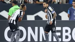 Danilo e Alex Telles comemoram gol contra o Nacional Potosí