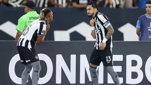 Danilo e Alex Telles comemoram gol contra o Nacional Potosí