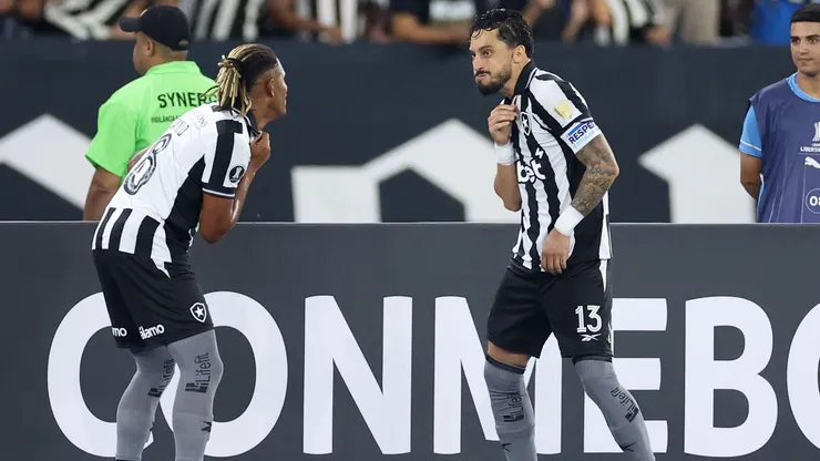 Danilo e Alex Telles comemoram gol contra o Nacional Potosí