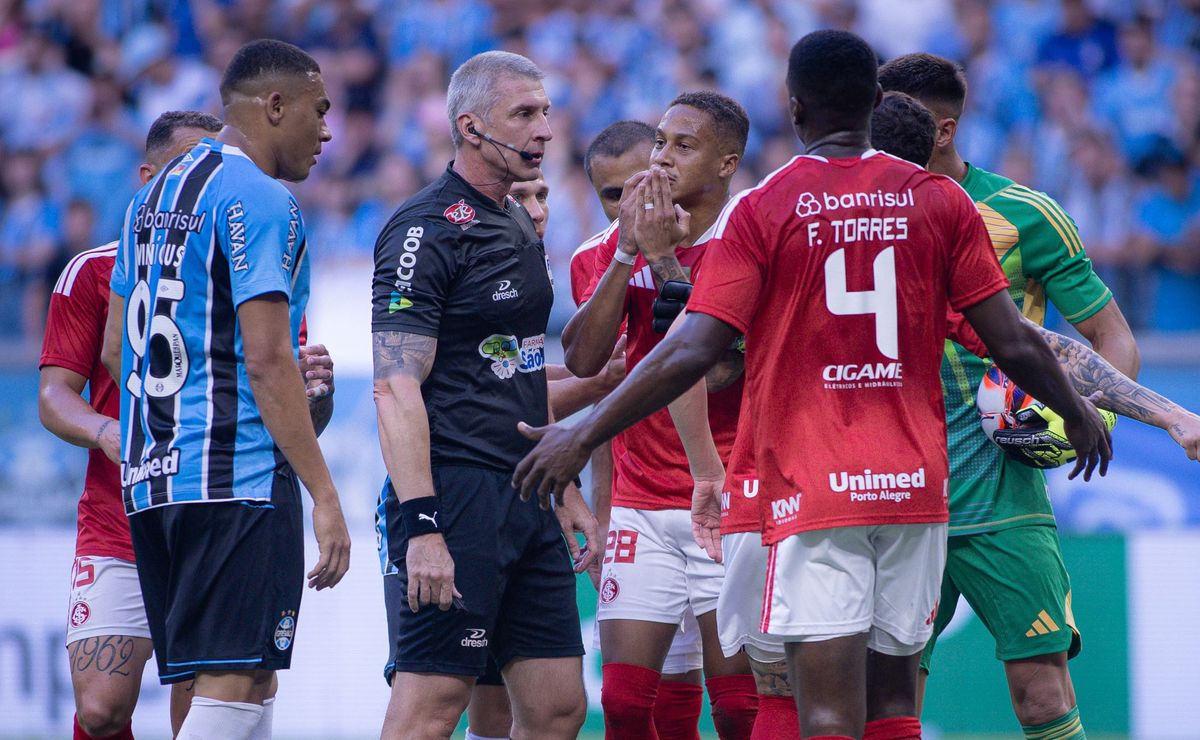 FGF divulga áudio do VAR em Gre-Nal e lance com Borré vira polêmica