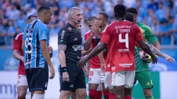 Jogadores do Gremio e do Internacional discutem com Anderson Daronco durante partida no estadio Arena do Gremio pelo campeonato Gaucho 2026. Foto: Maxi Franzoi/AGIF