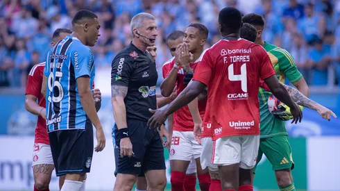 Jogadores do Gremio e do Internacional discutem com Anderson Daronco durante partida no estadio Arena do Gremio pelo campeonato Gaucho 2026. Foto: Maxi Franzoi/AGIF