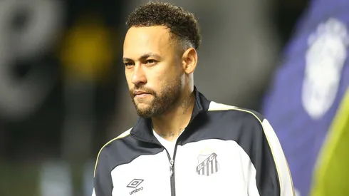 Neymar Jr. jogador do Santos durante aquecimento antes da partida contra o Vasco no estadio Vila Belmiro pelo campeonato Brasileiro A 2026. Foto: Mauricio De Souza/AGIF