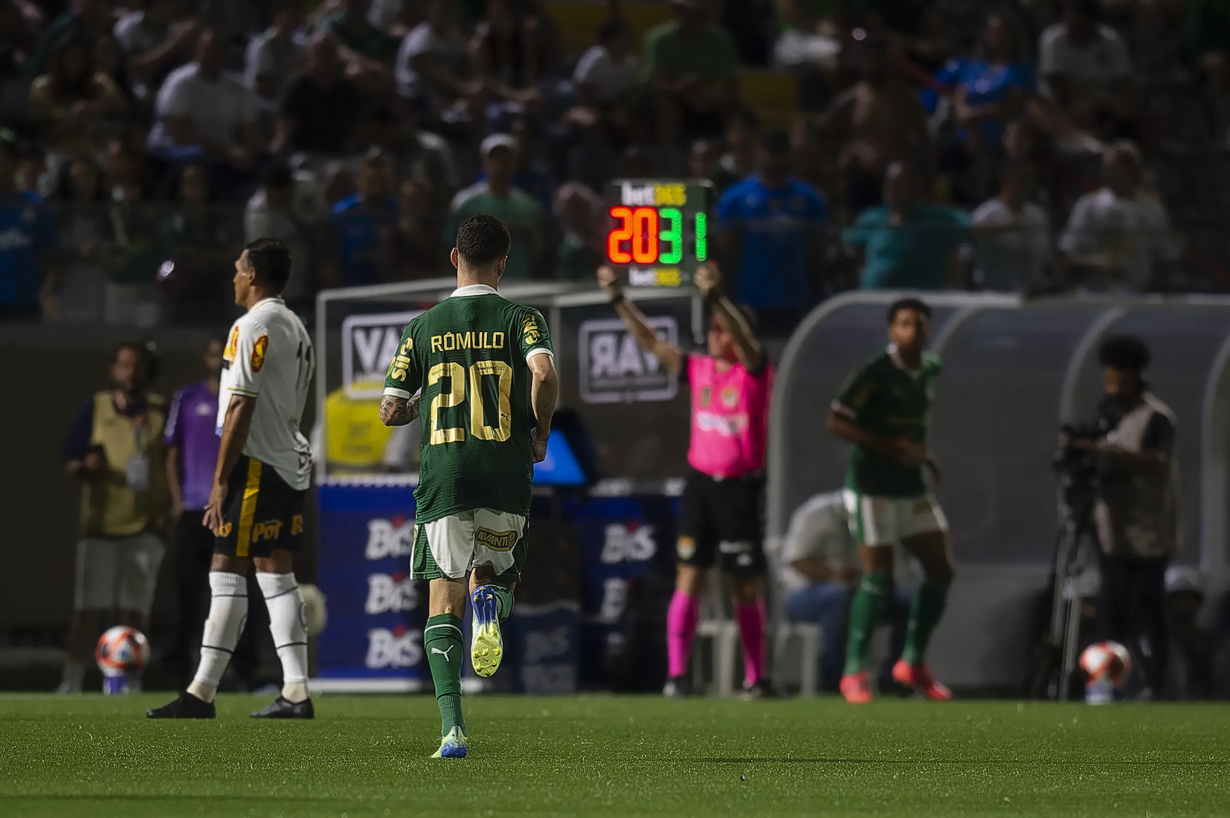 Romulo jogador do Palmeiras deixa o campo apos partida contra o Novorizontino no estadio Arena Barueri pelo campeonato Paulista 2025. Foto: Anderson Romao/AGIF