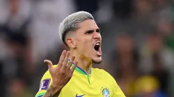 Pedro em ação com a camisa do Brasil na Copa do Mundo de 2022.