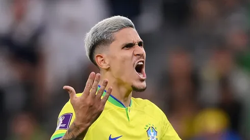 Pedro em ação com a camisa do Brasil na Copa do Mundo de 2022.
